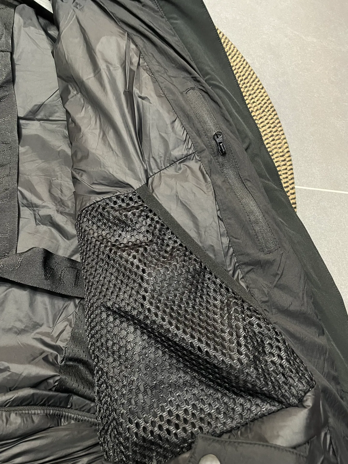P860 Ouyang Nana second generation Canad goose black label down jacket is a must-have goose black label down jacket in the outerwear industry! The latest designer styles! The goose down jacket has always been a popular element of fashion and is loved by experts from all walks of life! Fashionable hooded cut, high-end customer-supplied fine goose down, high resilience, smooth zipper, strong and firm. Pockets on both sides can store small items, free your hands, and you can go out without worries. It can also meet the need of putting your hands in your pockets👏👏Produced by Big Goose, it can be used as a group uniform by many celebrities. This down jacket uses a double-layer anti-down lining design, which has strong windproof performance and will be very warm in winter! New standard 90% goose down filling, high fluffiness, windproof hooded design. When walking outdoors, pull the collar to the highest position, put your hands in the pockets and it will be very warm. It can be easily controlled by all body types! The interior is equipped with an elastic snow skirt design for better wrapping. The simple and neat style design highlights the masculine temperament. The impeccable style is classic and never goes out of style. It is warm and practical, and it is versatile! You can enter with your eyes closed!    Size: XS-XXL